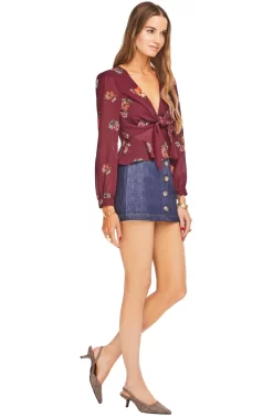 Laney Floral Blouse -ASTR the Label Store ACT13913 BURGUNDY FLORAL 02 c2439cc9 86fe 4ba2 8182 f662472196dd scaled