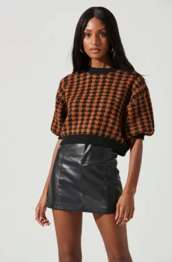 Colette Houndstooth Short Sleeve Sweater -ASTR the Label Store ACT17283B BROWNBLACKHOUNDSTOOTH 1189 scaled