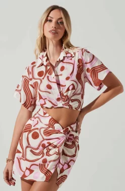 Tamela Collared Short Sleeve Crop Top -ASTR the Label Store ACT17696 BROWNPINKGEO 4 scaled