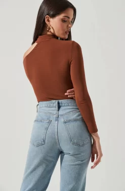 Brenda Cutout Bodysuit -ASTR the Label Store AT16617 CHOCOLATE 4 scaled
