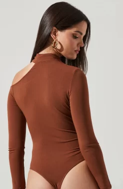 Brenda Cutout Bodysuit -ASTR the Label Store AT16617 CHOCOLATE 6 scaled