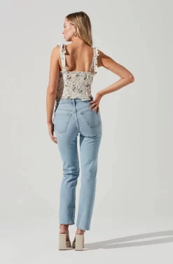 Tie Strap Floral Cami -ASTR the Label Store AT17240 CREAMBLUEFLORAL 1733 scaled